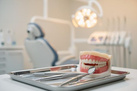 Türkiye’de Diş Beyazlatma Kliniği Nasıl Seçilir? Hekim Yetkinliği, Sağlık Turizmi Yetkisi, Hijyen, Ürünler ve Yorumlar