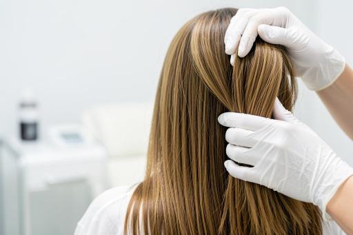 Transplantation de Cheveux pour Femmes en Turquie : Éligibilité, Planification de la Ligne de Cheveux et Alternatives